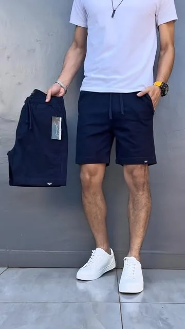 El look completo con la bermuda engomada azul marino