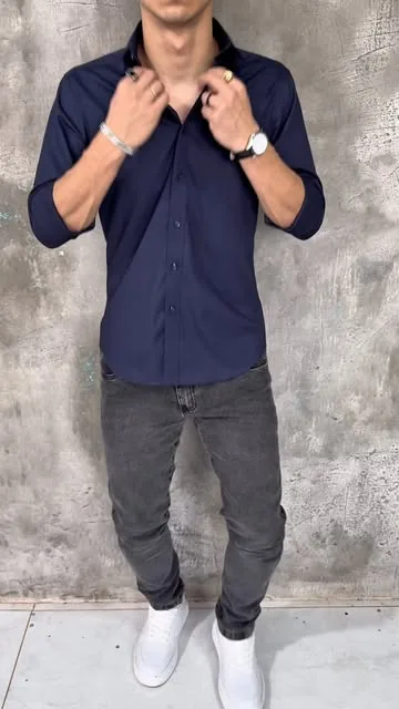 El look completo con la camisa slim fit azul marino