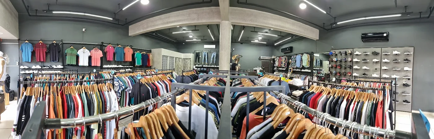 Interior del local de Facha Facha, con la ropa colgada